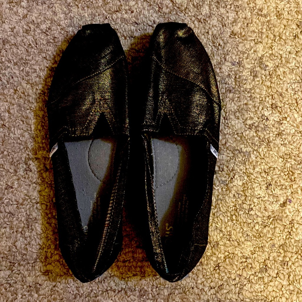I am selling toms shoes.